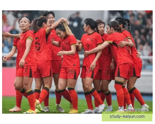 国家队逆转夺冠创历史新篇章球迷热情沸腾展现顽强拼搏精神点燃赛场激情