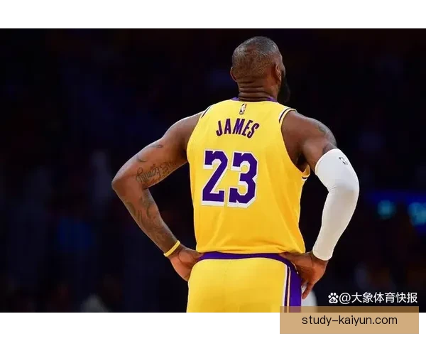 NBA最新动态：詹姆斯伤情更新 湖人队战术调整及季后赛前景分析