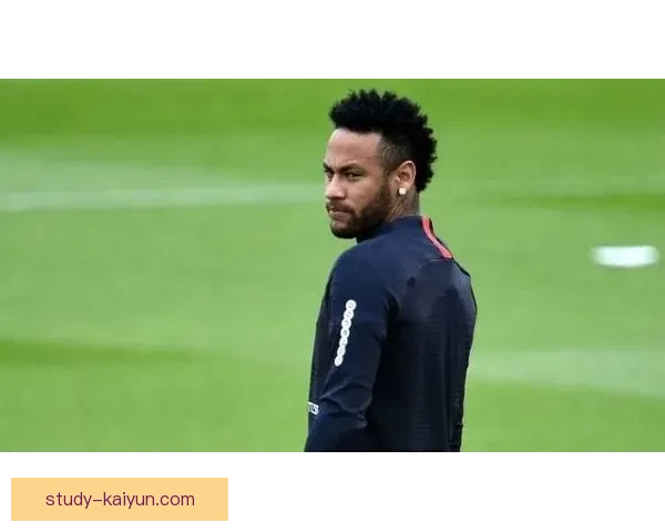 国际足坛重磅消息 曼联与巴萨展开激烈转会谈判 聚焦新赛季球队动态